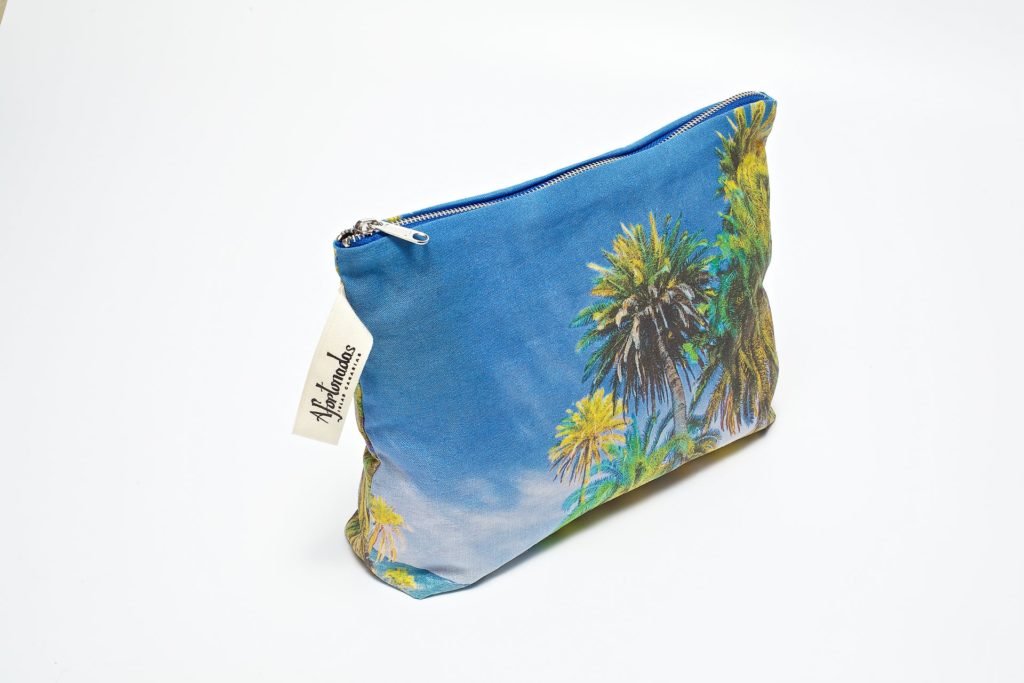 Palm_trees_in_the_night_side_pouch